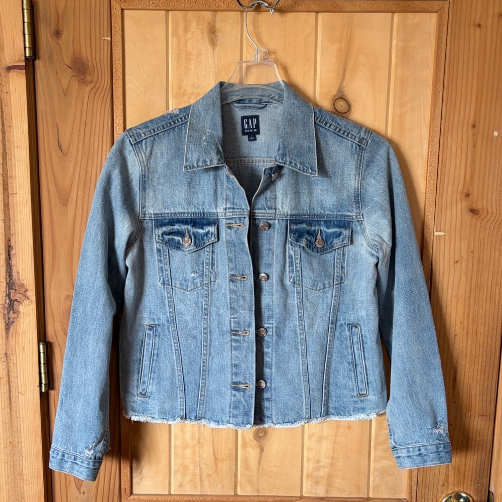 GAP Women’s Light Blue Washed Denim Trucker Jacket—NWOT